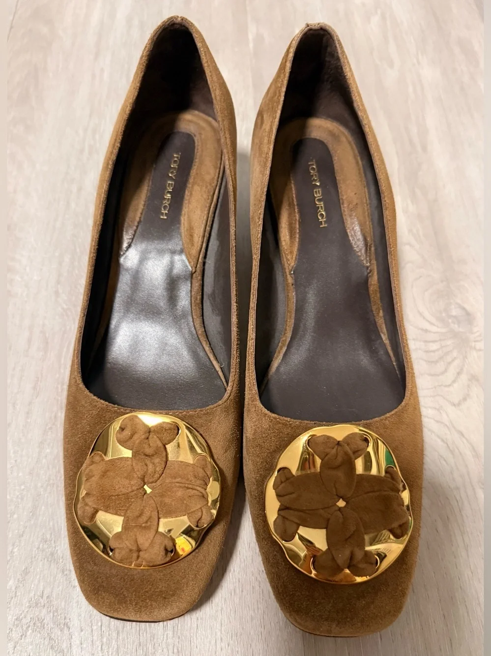 Tory Burch Brown Suede Ballet Flats Women’s Size 8M Gold Logo Medallion Shoes